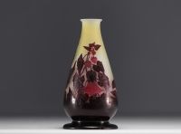 Émile GALLÉ - Pied de lampe en verre multicouche à décor de fleurs.