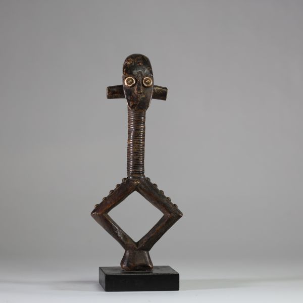 : Ancienne figure de reliquaire Mbumba Kota Sango. Gabon. Objet central du culte des ancêtres ( Bwete). Bois, cuivre / laiton, clous de tapissier. De forme traditionnelle en losange, le visage couvert de plaques de métal. Patine ancienne bien intégrée au bois.  H : 30,5 cm. Début XXème ou antérieur