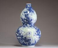 Chine - Rare vase double gourdes en porcelaine, décor en relief à engobe céladon de Dragons Impériaux sur fond nuageux blanc bleu, marque Kangxi sous la pièce.