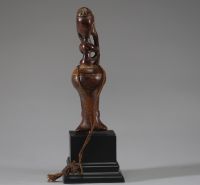 Afrique RDC - Sifflet Bakongo en bois sculpté, Congo RDC, 1ère moitié XXème, sur socle.