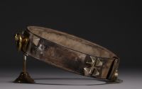 Rare collier de chien en cuir, clous et cadenas en laiton, XIXème.
