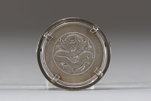 Pièce en argent à décor de dragon impérial à cinq griffes, montée en pendentif, Chine, fin XIXe / début XXe siècle