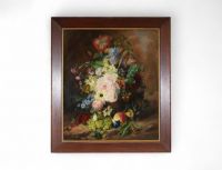 V. de Sartorius Nature morte florale et fruits – Huile sur toile, Liège, 1859  Huile sur toile signée en bas à droite V. de Sartorius et datée 1859 à Liège, représentant un somptueux bouquet de fleurs mêlé de fruits (pêches, raisins, groseilles), posé sur un entablement de pierre. L’artiste livre ici une composition d’une grande richesse, tant chromatique que botanique