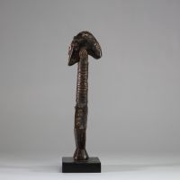 : Ancienne figure de reliquaire Mbumba Kota Sango. Gabon. Objet central du culte des ancêtres ( Bwete). Bois, cuivre / laiton, clous de tapissier. De forme traditionnelle en losange, le visage couvert de plaques de métal. Patine ancienne bien intégrée au bois.  H : 30,5 cm. Début XXème ou antérieur
