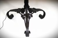 Charles SCHNEIDER (1881-1953) Lampadaire Art Nouveau en métal forgé à décor de feuillages et de roses, coupole en verre marmoréen, signé Schneider.