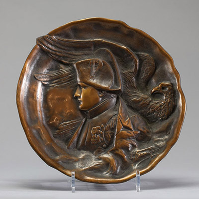 Charles DESVERGNES (1860-1928) Profil de l'Empereur Napoléon Ier, bas relief en bronze doré, signé.