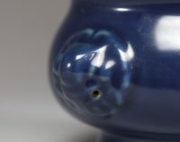 Chine - Brûle parfum en porcelaine monochrome émaillée bleu, marque Ta Ming Kia-Tsing Nien Tche, Ming.
