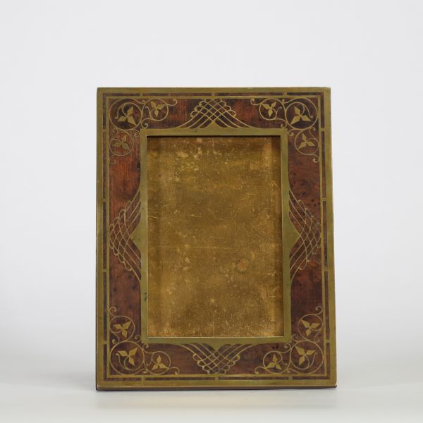 Erhard & Söhne, vers 1900 Cadre photo en laiton et marqueterie de bois.