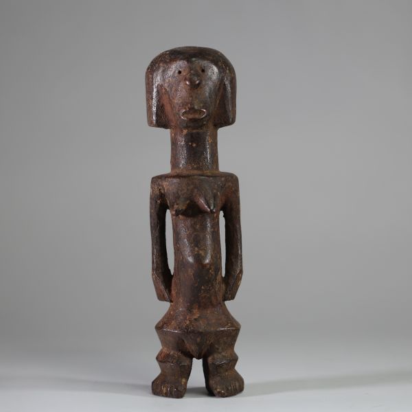 Statuette Zandé « Yanda » ( société mani) , RD Congo. Bois. De forme élancée mais sur des jambes courtes et trapues, les pieds bien définis. Le ventre est légèrement gonflé au niveau de l’ombilic, ce qui est une caractéristique courante de l’art Zandé. Les bras le long du corps. Belle patine usée par l’usage. H : 28,5 cm.  Collecté sur site par A.S., St Idesbald, début des années 1950