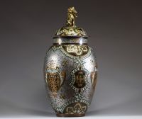 Keller et Guérin Lunéville - Grande potiche couverte en céramique polychrome à décor japonisant, prise en forme de lion, marque sous la pièce.