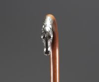 Canne en argent massif à motif de tête de cheval, poinçon 800.