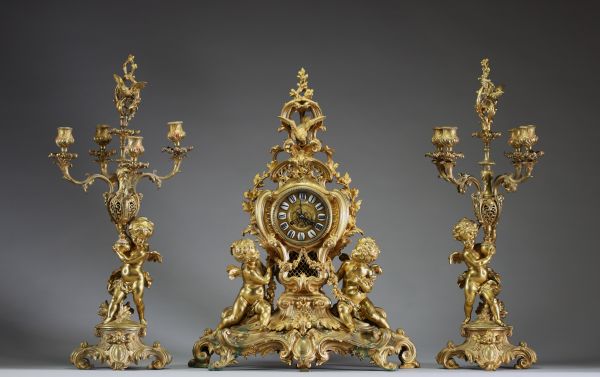 Léon MESSAGÉ (1842-1901) att. à - Imposante pendule de cheminée et candélabres en bronze doré de style Louis XV, cadran signé E. Colin & Cie, 29 rue Sévigné à Paris, XIXème.
