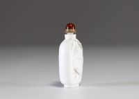 Chine - Tabatière en verre à décor en relief de coléoptère et de bambou, cabochon en agate, signature dans le décor et marque en creux sous la pièce, XIXème.