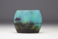 DAUM Nancy - Petit vase en verre multicouche dégagé à l'acide à décor de paysage lacustre.