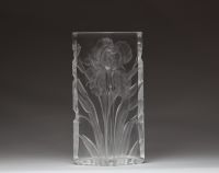 Val Saint Lambert - Vase en cristal taillé à décor d'Iris, signé sous la base.