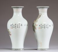 Chine - Paire de vases en porcelaine polychrome à décor d'oiseaux perchés sur une branche fleurie, période République.