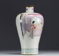 China - Lot of Famille Rose porcelain, 19th century, mark under the vase.