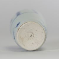 Petit vase chinois en porcelaine bleu et blanc à décor calligraphié, dynastie Ming ou période de Transition