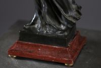 Georges DE KERVEGUEN (?-1897) Lampe Art Nouveau, corps figuratif en bronze à deux patines représentant une femme drapée soutenant un nid de serpent, signée.