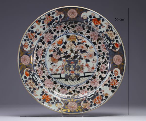 Japon - Grand plat en porcelaine du japon à décor de fleurs, XVIIIe siècle.