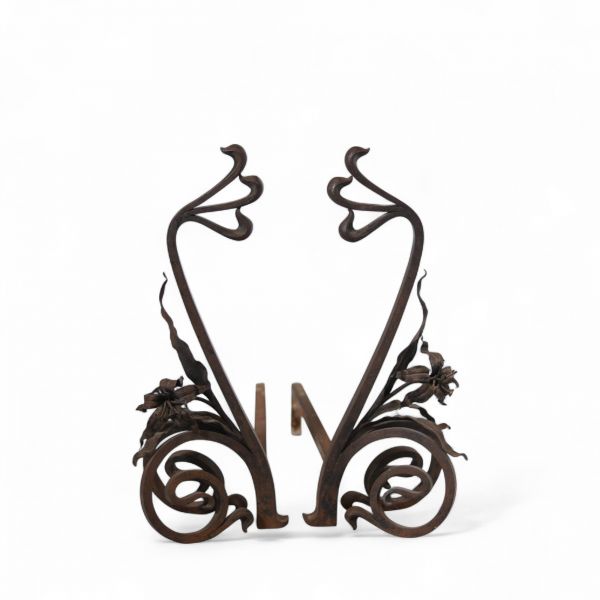 Henri Jacobs (1864–1935) Paire de chenets en fer forgé – Vers 1905 Fer forgé à motifs végétaux stylisés et floraux figuratifs Superbe paire de chenets en fer forgé, attribuée à l’architecte belge Henri Jacobs, figure majeure de l’Art nouveau social. Ces éléments de foyer se distinguent par leur dessin raffiné, où les lignes ondoyantes évoquant des tiges stylisées encadrent au centre des motifs flo