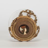 Boîte couverte en verre et bronze doré Couvercle orné d’une miniature sur porcelaine représentant une femme à la lune. Travail de la fin du XIXe siècle.