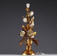 Grande lampe florale en métal doré, fleurs de couleur crème, Italie vers 1960.