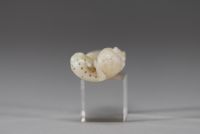 Chine - Sculpture en jade blanc d'un personnage portant un animal sur son épaule, travail du XVIIIe siècle.