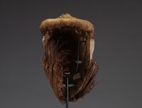 Afrique RDC - Masque maladie Pendé Mbangu en bois sculpté polychrome, fibres et raphia, Congo RDC, fin 1ère partie XXème.