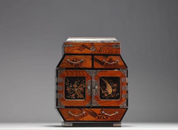 Japan - Small jewellery box, wood and lacquer marquetry, circa 1900.