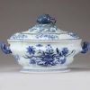 Chine – Légumier couvert en porcelaine bleu blanc, décor floral, prise en forme de fruit, dynastie Qing, XVIIIe siècle