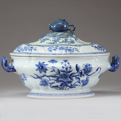 Chine – Légumier couvert en porcelaine bleu blanc, décor floral, prise en forme de fruit, dynastie Qing, XVIIIe siècle
