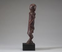 Afrique - Statuette janiforme Chamba en bois sculpté, trace d'indigo, Nigéria.