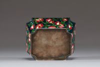 Chine - Rare boîte en argent massif et émail polychrome à décor de pêches.