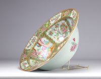 Grand bassin en porcelaine de canton à décor de personnages du XIXe siècle