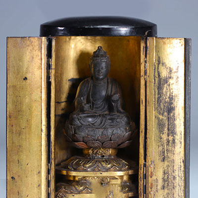 Temple de voyage avec un bouddha au centre provenant de Chine