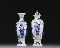 Chine - Paire de petits vases en porcelaine blanc bleu à décor de femmes, époque Kangxi.