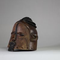 Très intéressant casque heaume de la région du Kwango. On peut y voir une interconnexion avec les différents styles de la région comme les Mbala, les zombo, les kwese. RD Congo. Bois, très belle patine. H : 30 cm . Collecté sur site par A.S., St Idesbald, début des années 1950
