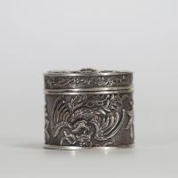Chine – Rare boîte en argent massif finement ciselée à décor de phénix affrontés et caractères « 福 » (bonheur) et « 禄 » (prospérité), vers 1900
