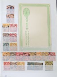 Ensemble de 30 albums et une série de timbres en vrac regroupant la Chine, l'Orient, la France ainsi que des timbres du monde.