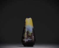Émile GALLÉ (1846-1904) Vase en verre multicouche dégagé à l'acide à décor Vosgiens, signé à la base du décor.