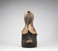 Yves Rhayé (1936–1995), Couple en céramique, signé et numéroté 13/30 Rare sculpture en céramique émaillée représentant un couple stylisé, œuvre emblématique de l’artiste belge Yves Rhayé, connu pour son univers singulier et organique. Les formes anthropomorphes aux volumes généreux et aux textures brutes évoquent l’art primitif revisité par la modernité. Chaque figure est signée et numérotée 13/30