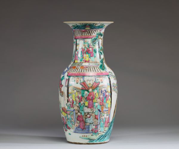 Chine - Vase en porcelaine polychrome famille rose à décor des cent enfants, XIXème.