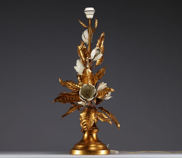 Grande lampe florale en métal doré, fleurs de couleur crème, Italie vers 1960.