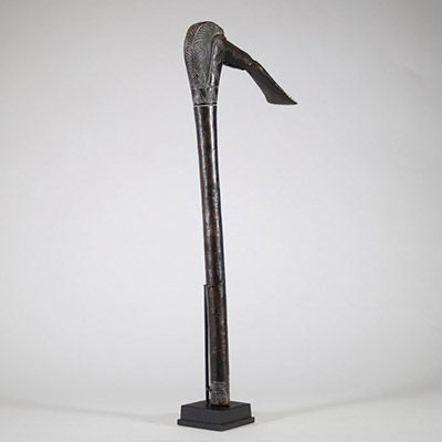 Herminette tchokwé, République Démocratique du Congo Herminette rituelle ou de prestige à long manche en bois dur, finement décoré de motifs géométriques incisés. La lame en fer forgé, légèrement recourbée