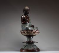 Japon - Imposant Bouddha en bronze et émail cloisonné assis sur une fleur de lotus, XIXème.