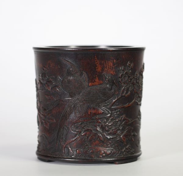 Rare pot à pinceaux en bois sculpté à décor de paysages, oiseaux et pivoines, Chine, XVIIIe siècle.