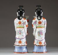 Paire de porte-bougies en porcelaine polychrome famille rose, Compagnie des Indes, représentant des dames de cour, Chine, époque Qianlong (1736–1795)
