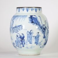 Chine, période Transition, XVIIe siècle Vase balustre en porcelaine bleu blanc à décor de dignitaires et immortels dans un paysage montagneux