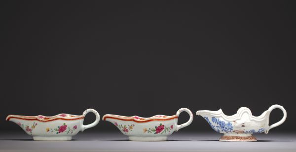 Chine - Ensemble de trois saucières en porcelaine, une blanc bleu et deux famille rose, époque XVIIIème.